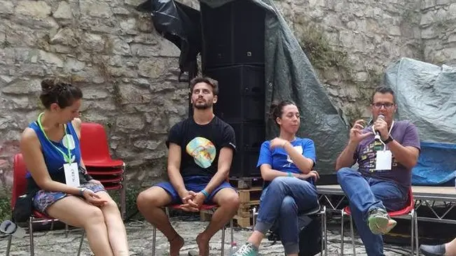 Alcuni ragazzi riuniti in un dibattito pubblico