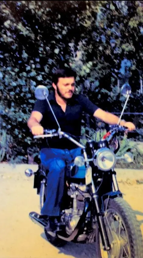 Tramonte in sella alla sua moto, una settimana dopo la Strage - © www.giornaledibrescia.it