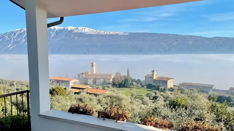 Nebbia sul lago di Garda: foto scattate da Fornico (Gargnano)