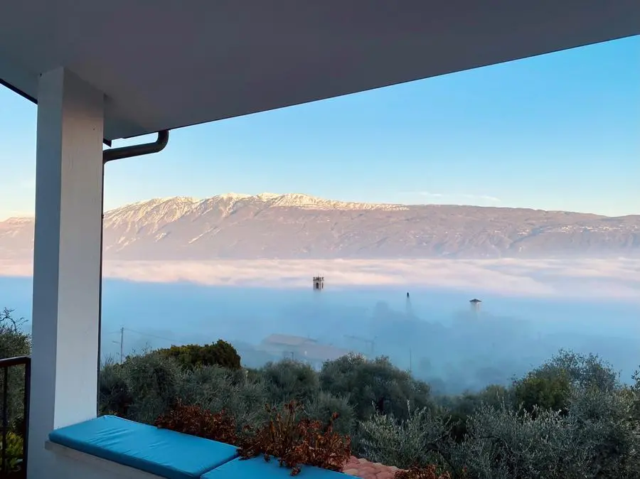 Nebbia sul lago di Garda: foto scattate da Fornico (Gargnano)