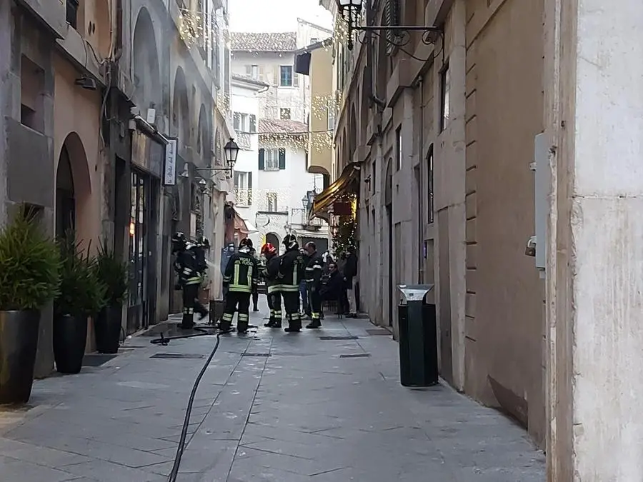 Principio di incendio in centro a Brescia