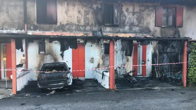 La palazzina incendiata in via del Roveto a Salò