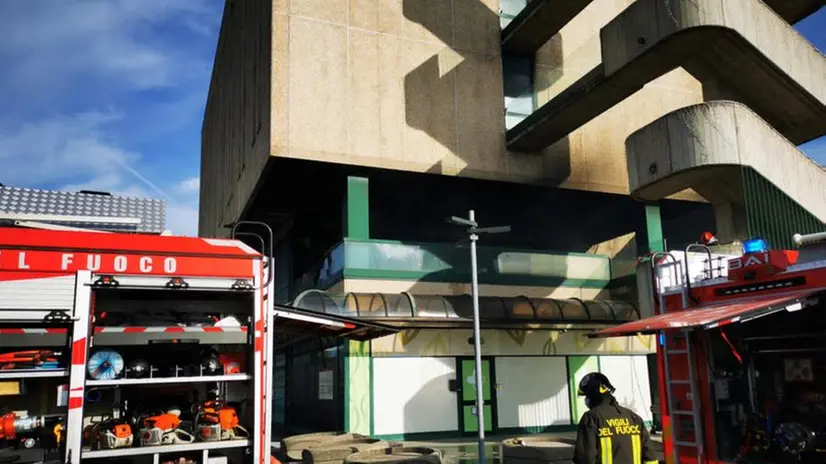Ospitaletto, Vigili del Fuoco alle prese con l'incendio al centro commerciale