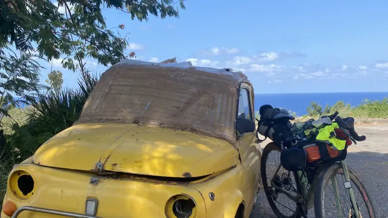 Dalle valli al mare: uno scorcio suggestivo durante una pausa del viaggio - Foto: Nicola Amadini