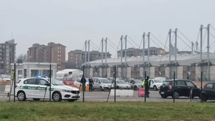 In via Caprera le auto incolonnate per il tampone