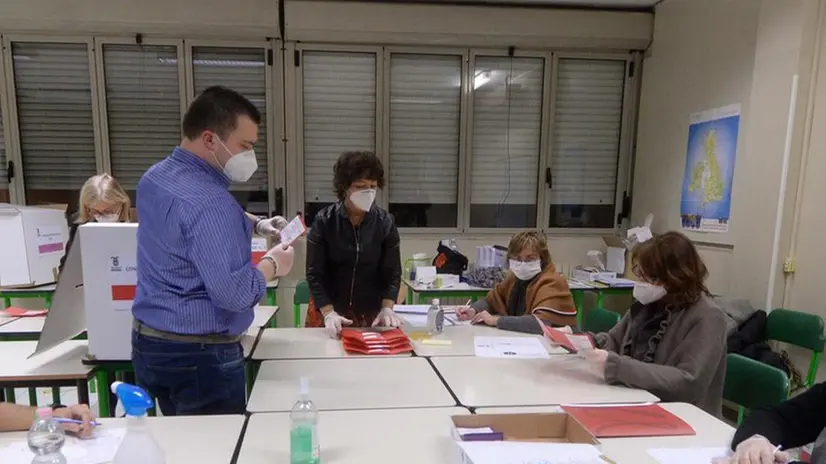 Lo spoglio dei voti per l'elezione del Consiglio provinciale