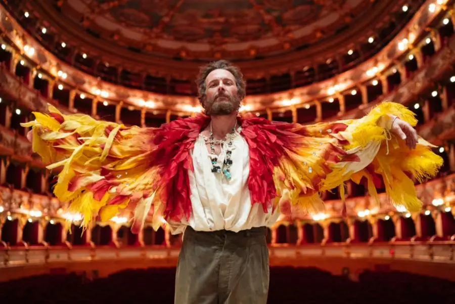 Jovanotti in un frame del video girato al Teatro Grande - © www.giornaledibrescia.it