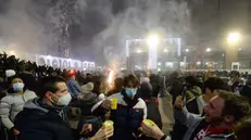 Assembramenti in piazza Vittoria nella notte di San Silvestro