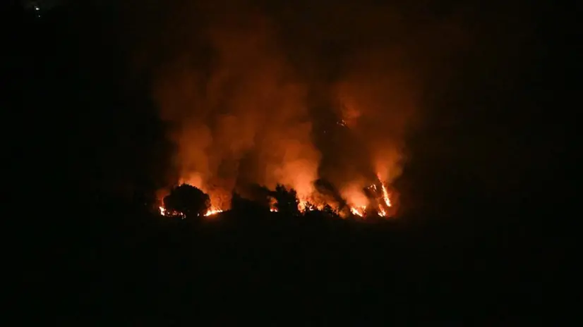 Incendio in Maddalena, le fiamme in notturna