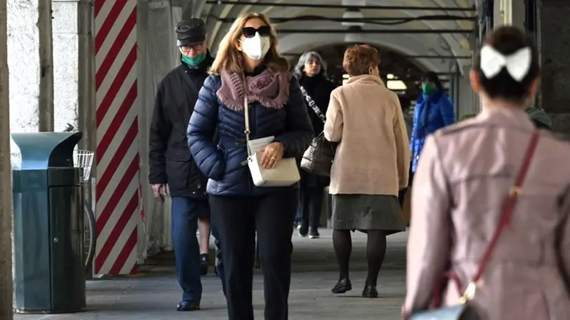 Alcuni passanti in centro a Brescia portano ancora la mascherina all'aperto - Foto © www.giornaledibrescia.it