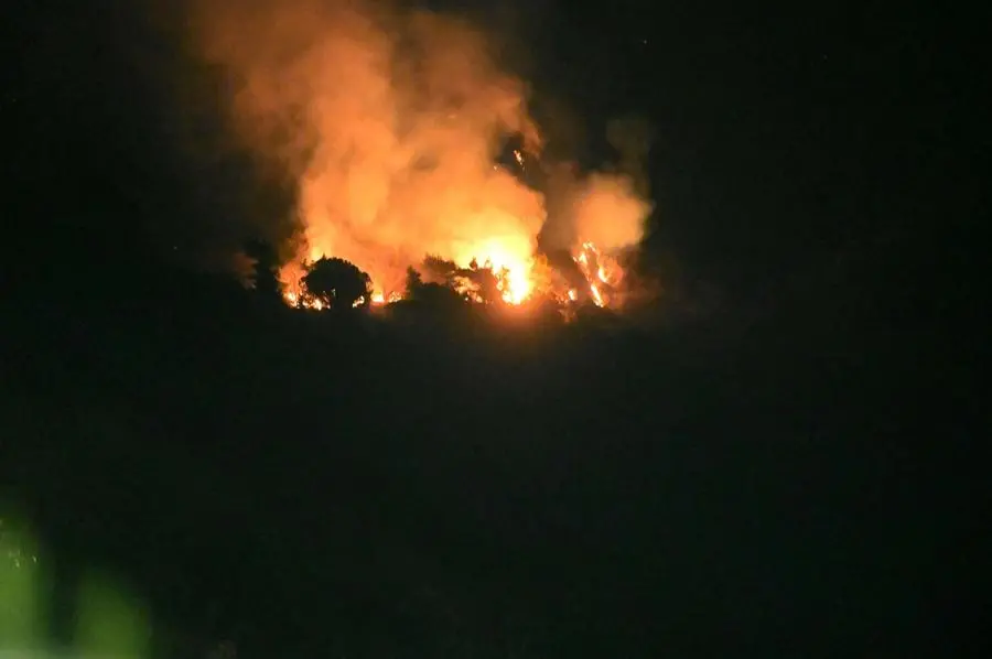 Incendio in Maddalena, le fiamme in notturna