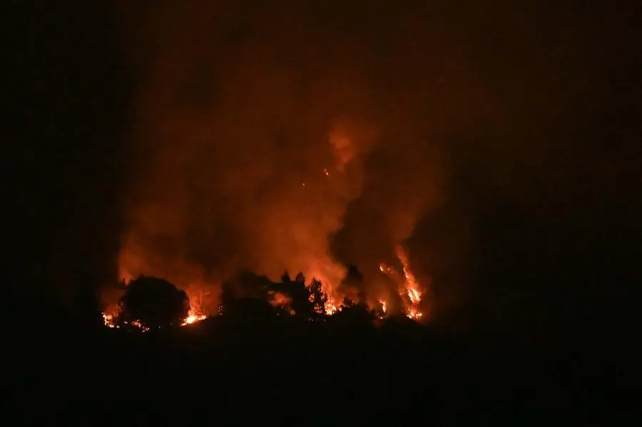 Incendio in Maddalena, le fiamme in notturna