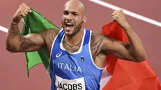 Marcell Jacobs dopo la vittoria dell'oro nei 100 metri a Tokyo - Foto Ansa/Ciro Fusco © www.giornaledibrescia.it