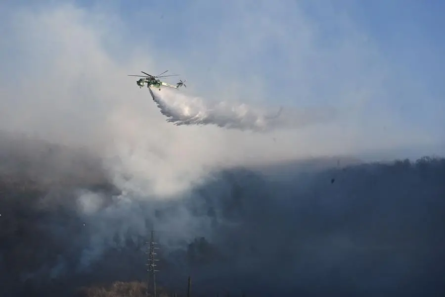 Elicotteri all'opera per spegnere l'incendio in Maddalena