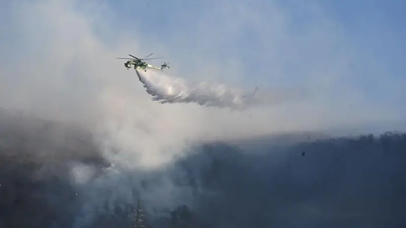 Elicotteri all'opera per spegnere l'incendio in Maddalena