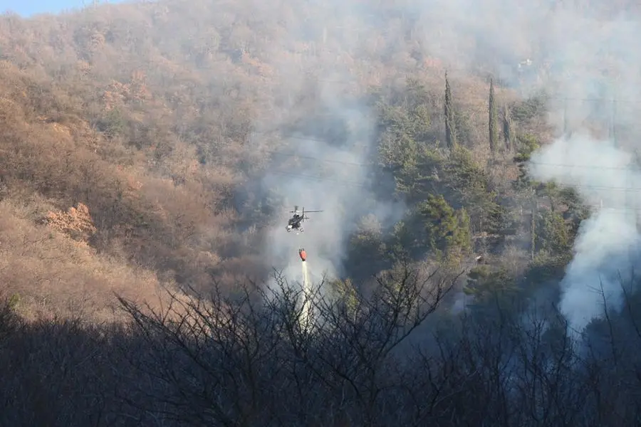 Elicotteri all'opera per spegnere l'incendio in Maddalena
