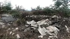 Le lastre di amianto abbandonate - © www.giornaledibrescia.it