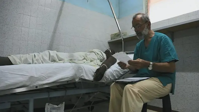 Fra Fiorenzo Priuli assiste un paziende nell'ospedale africano