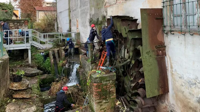 Un momento dei lavori per il recupero del vecchio mulino di via Zara - © www.giornaledibrescia.it