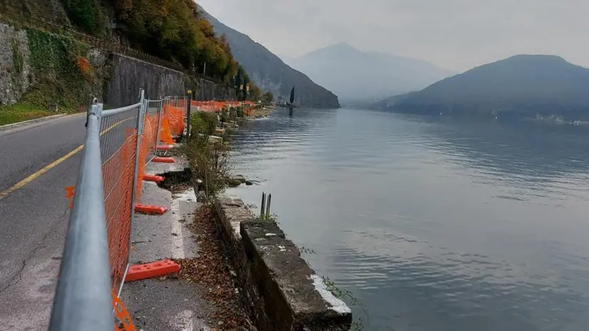 Reti arancio. Il cantiere fermo della pista ciclabile a sbalzo sul lago tra Pisogne e Toline - Foto © www.giornaledibrescia.it