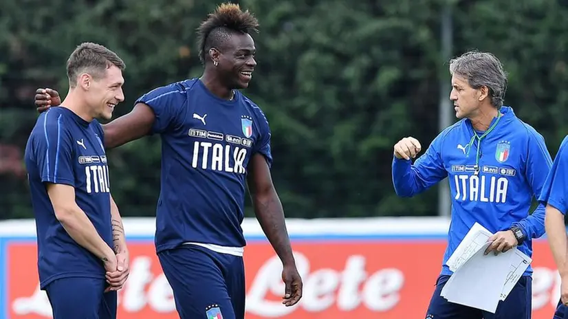 Mario Balotelli e Roberto Mancini (qui anche con Belotti) con la Nazionale nel 2018 - Foto Ansa © www.giornaledibrescia.it