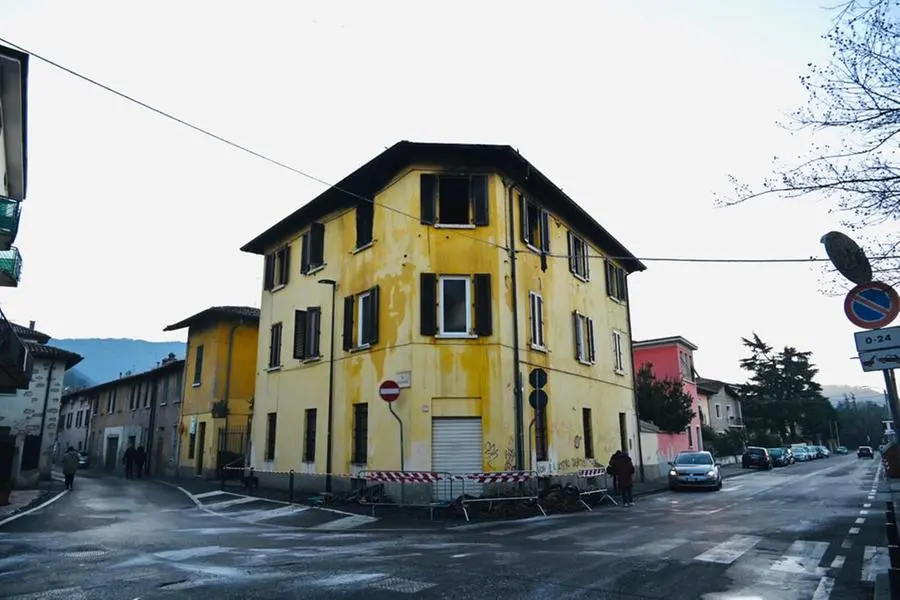 La palazzina dove è partito l'incendio stanotte a Mompiano