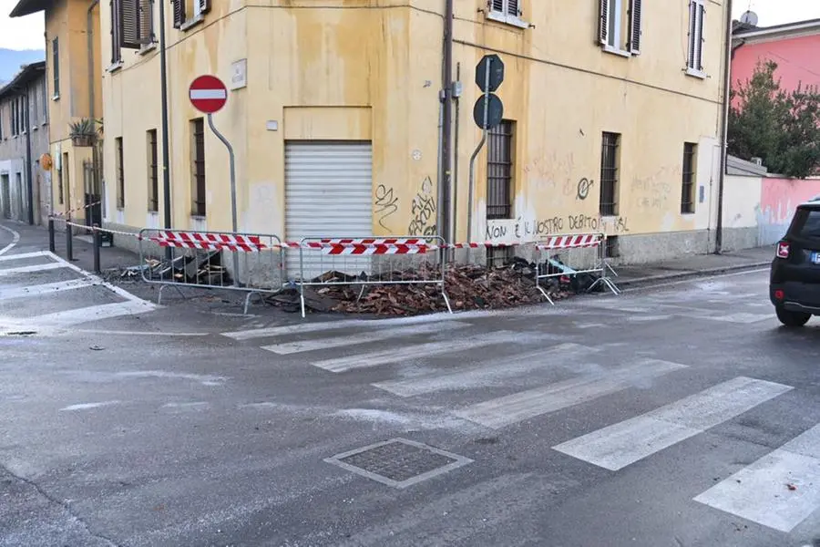 La palazzina dove è partito l'incendio stanotte a Mompiano