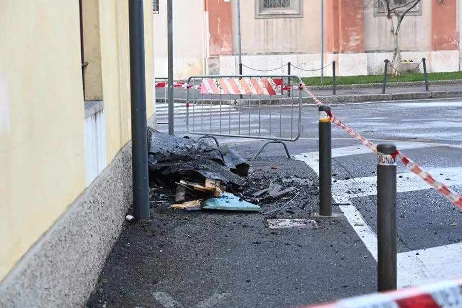 La palazzina dove è partito l'incendio stanotte a Mompiano