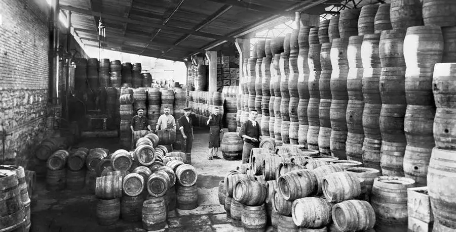 I magazzini del birrificio Wührer, con il controllo delle botticelle da riempire - Foto © Archivio Negri