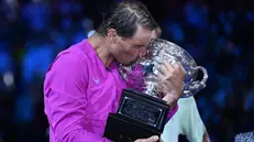 Rafa Nadal con la coppa dell'Australian Open