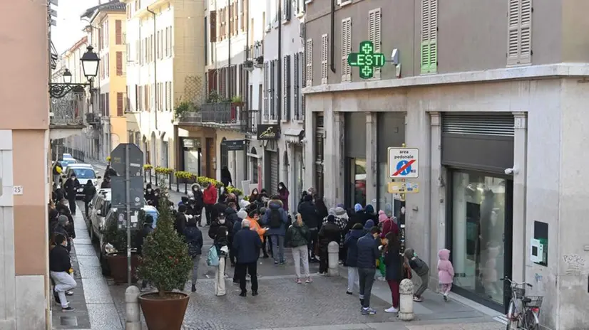 La coda di persone in attesa di fare il test antigenico fuori dalla farmacia Palestro, in centro - Foto Marco Ortogni/Neg © www.giornaledibrescia.it