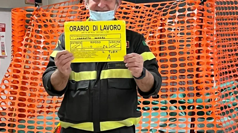 Un pizzico di goliardia per il saluto al capoturno dei Vigili del Fuoco Sandro Casarotto - © www.giornaledibrescia.it