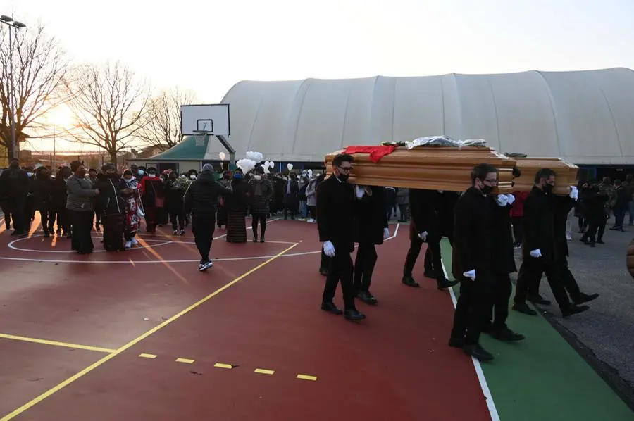 Le immagini del funerale di Samuel e Stephen