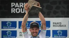 Sonny Colbrelli alza il trofeo della Parigi Roubaix - Foto Ansa © www.giornaledibrescia.it