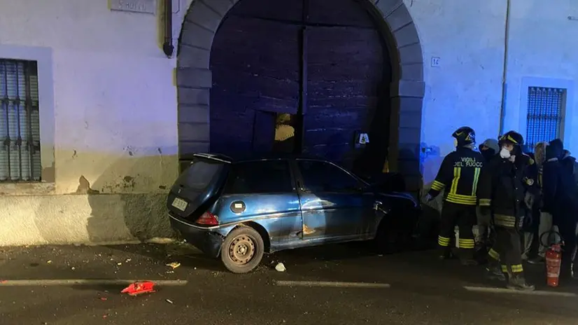 Pontoglio, auto contro un portone nella serata