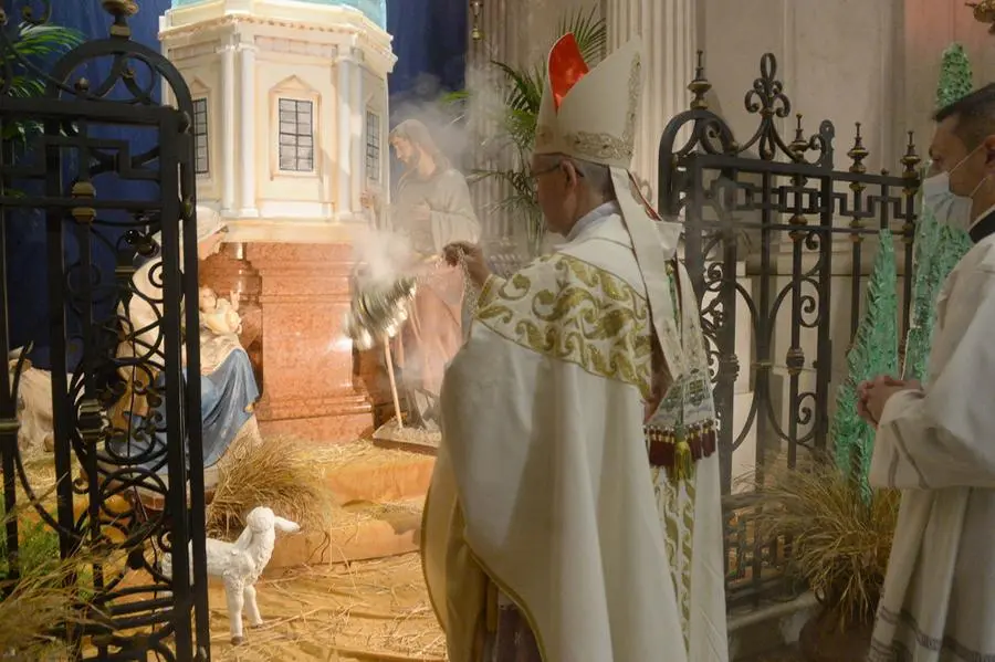 Il vescovo Pierantonio Tremolada celebra la messa di Natale in Duomo