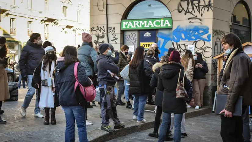 Milanesi in coda fuori da una farmacia per eseguire un tampone -  © www.giornaledibrescia.it