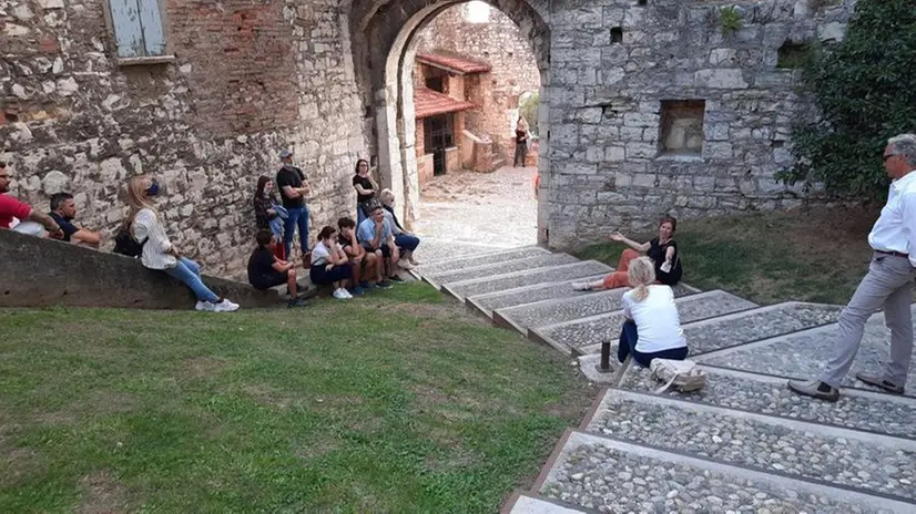 Lara Contavalli durante alcune delle sue visite guidate