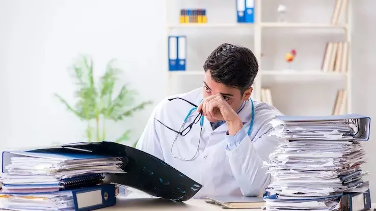 La burocrazia si è fatta molto pesante anche per i medici