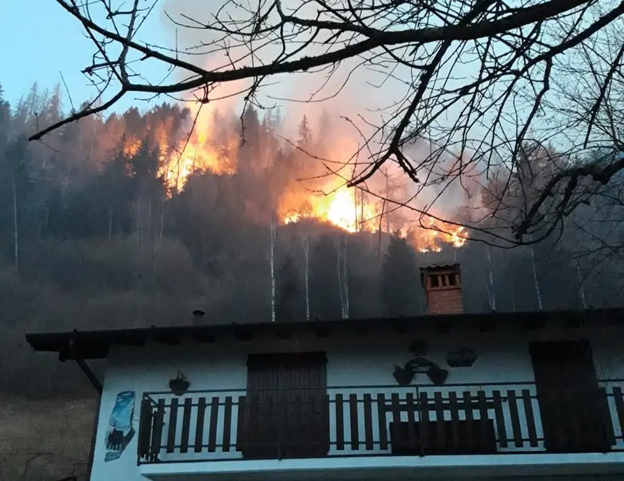 Incendio in Maniva, prosegue la lotta contro le fiamme