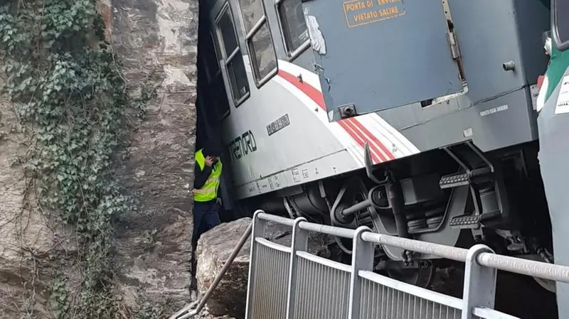 Il treno deragliato a Cedegolo - © www.giornaledibrescia.it