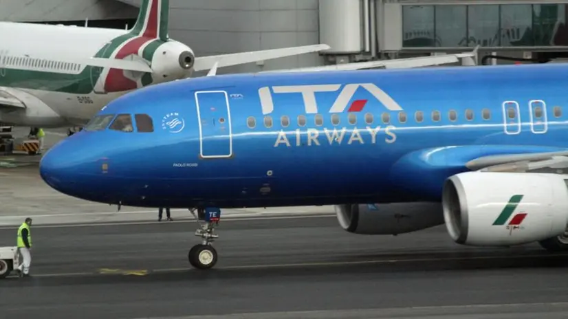 Un aereo con la nuova livrea di Ita Airways. Sullo sfondo un velivolo con i colori della «vecchia» Alitalia - Foto Ansa © www.giornaledibrescia.it