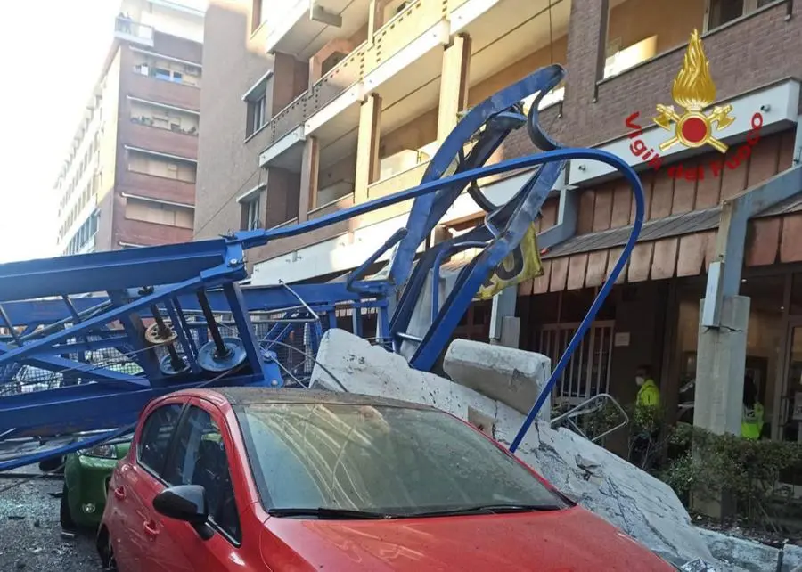La gru collassata a Torino