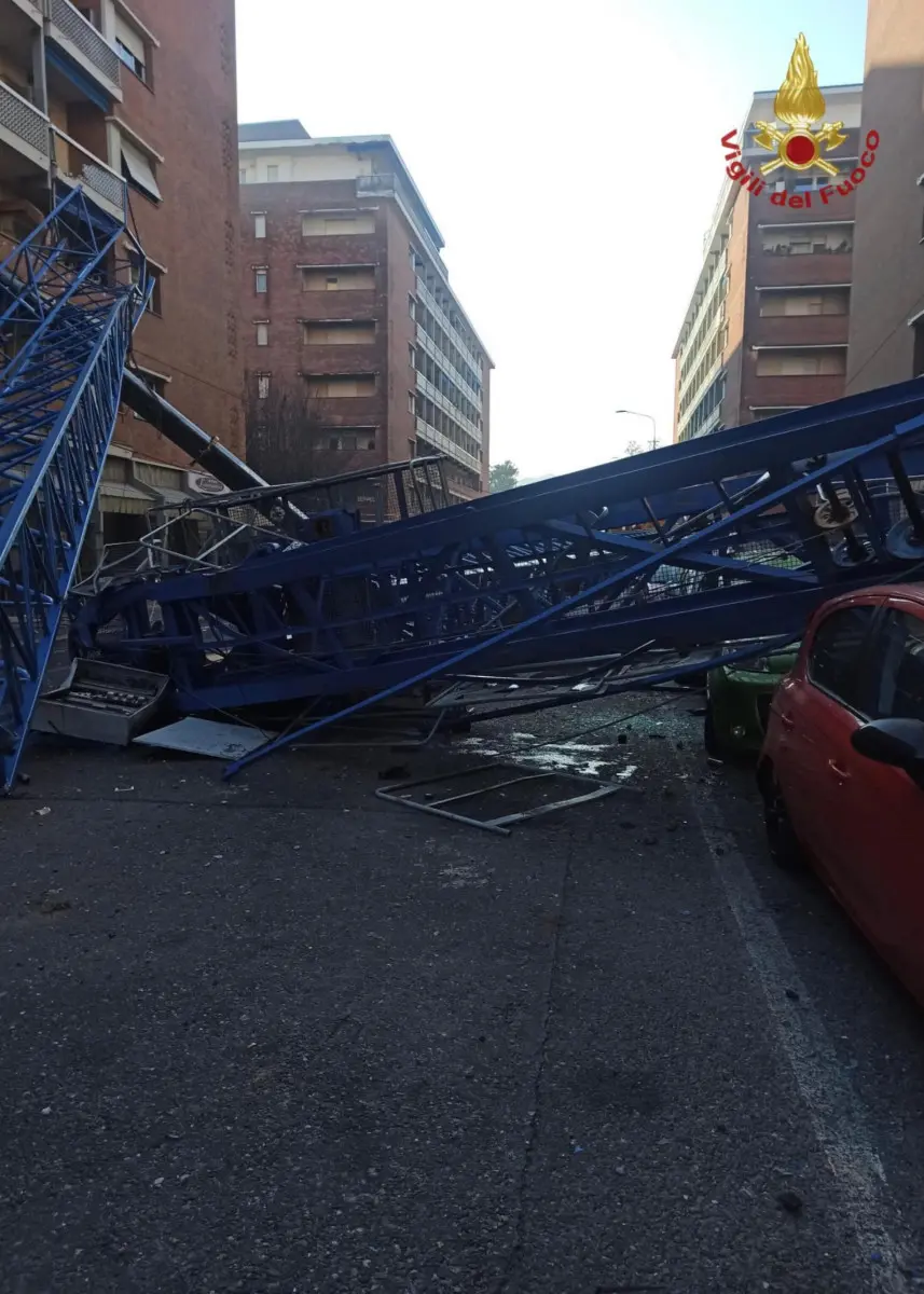La gru collassata a Torino