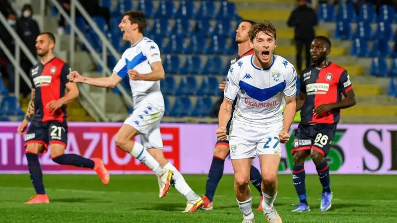 Mattéo Tramoni festeggia dopo il goal - Foto New Reporter Nicoli © www.giornaledibrescia.it