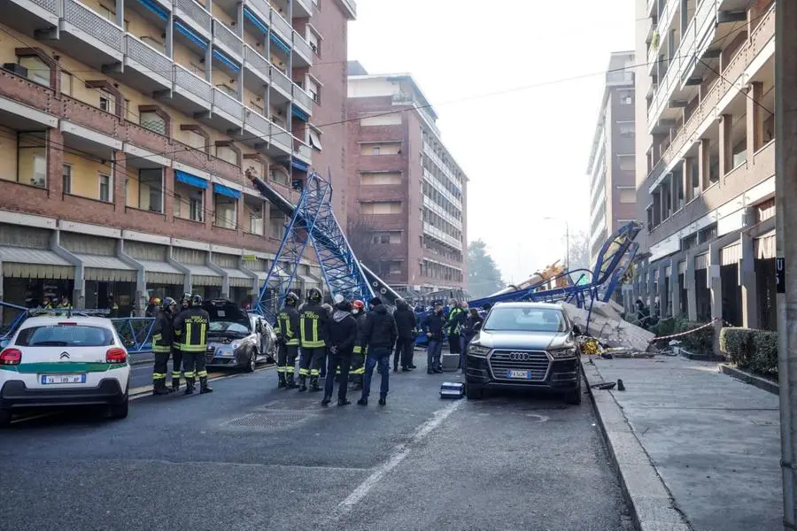 La gru collassata a Torino