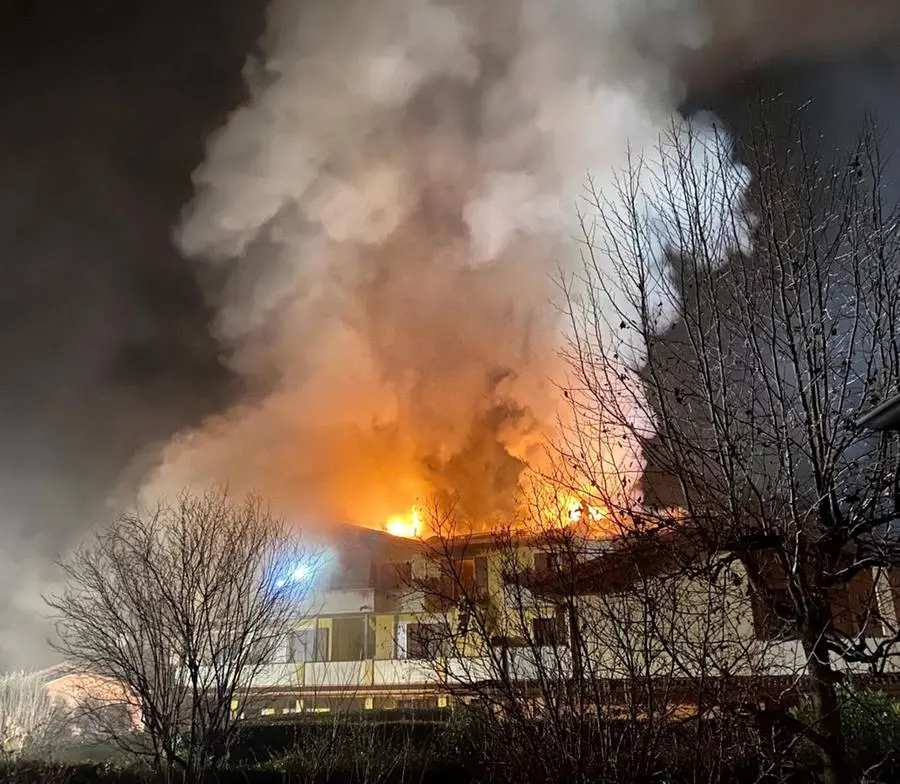 Bedizzole, palazzina devastata dalle fiamme: 14 abitazioni inagibili