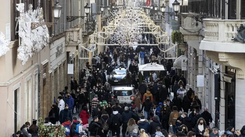 Una strada affollata in centro a Roma - Foto © www.giornaledibrescia.it