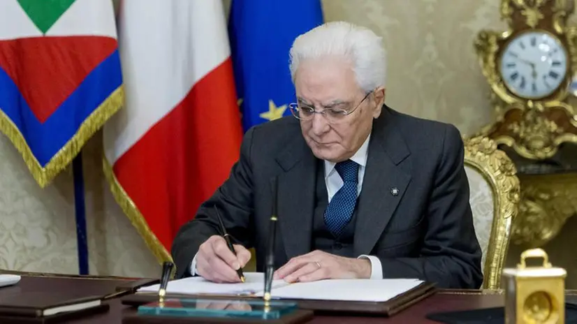 Sergio Mattarella firma il decreto -  © www.giornaledibrescia.it