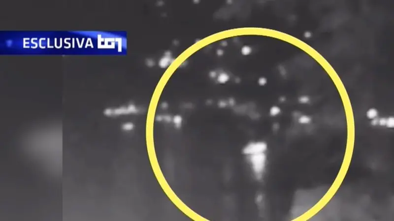 Il motoscafo dei teschi avanza a tutta velocità nelle acque del Garda - Frame tratto dal video diffuso dal Tg1